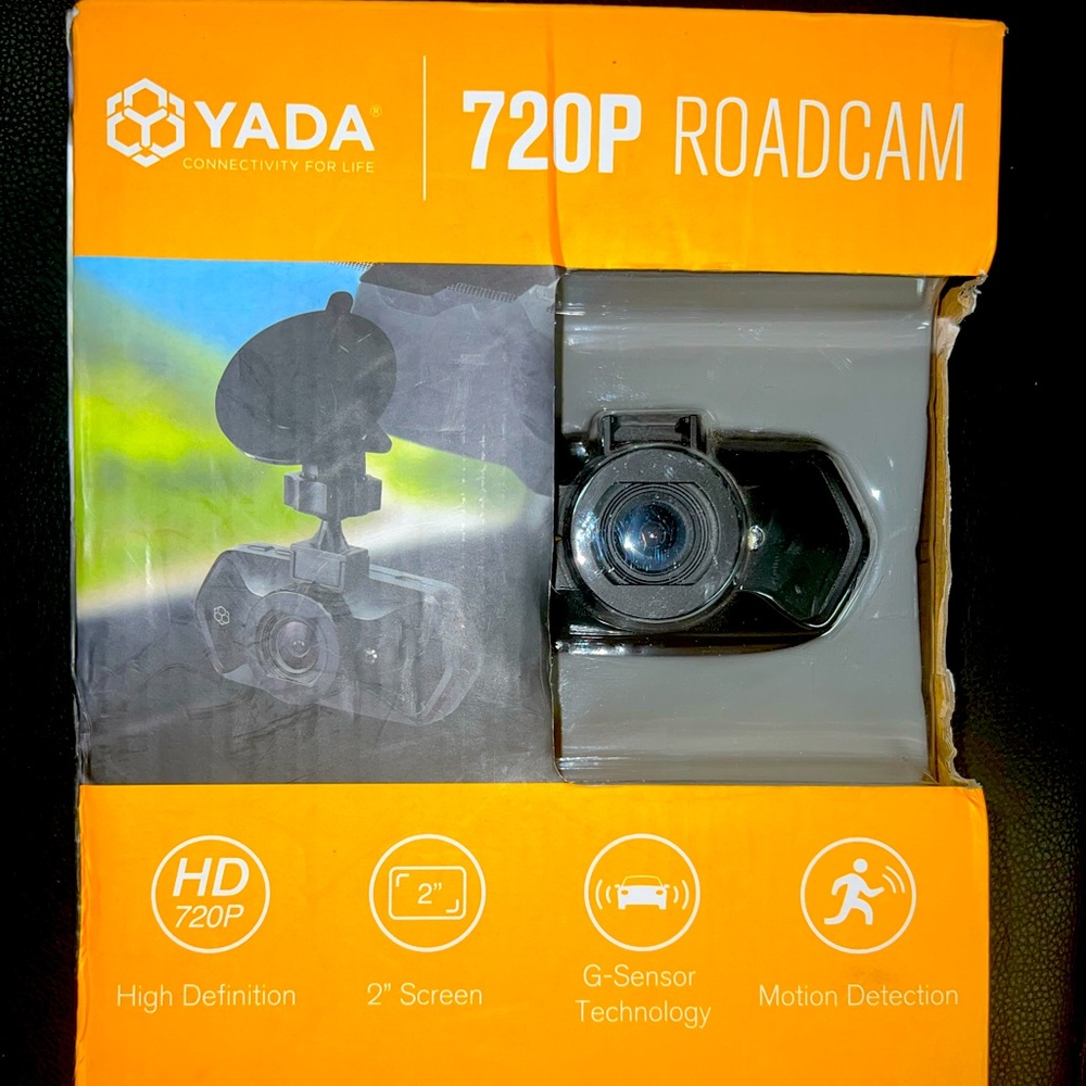 YADA 720P HD Roadcam, Windshield Mount, 4GB MicroSD Card, 12V/24V Power Adapter